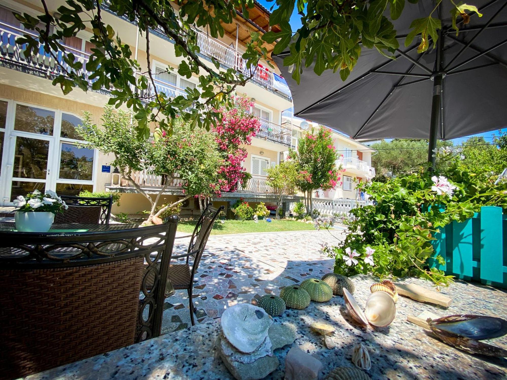 Apartments Happy Island Rab Rab Town Buitenkant foto